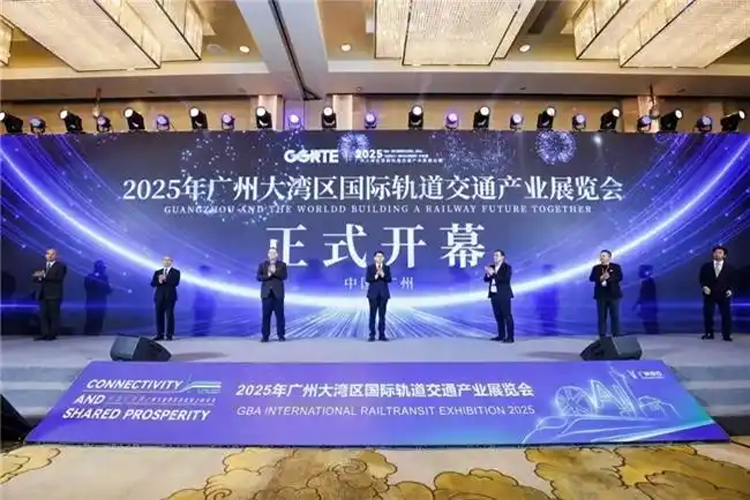 Zhiyuan robots make their debut at the rail transit exhibition